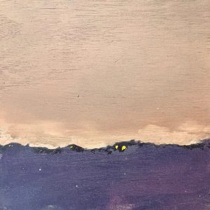 Landschap studie geschilderd met olieverf op triplex van 20cm x 20 cm. Lichte avondlucht, met boerderijen en paars voorland