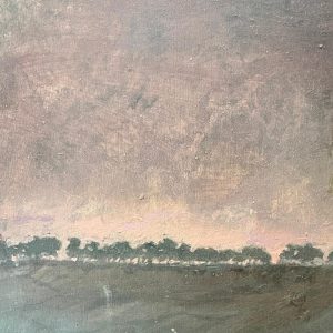 Landschap studie geschilderd met olieverf op triplex van 20cm x 20 cm. Bomenrij tegen roze/paarse avondlucht met ledige akkers