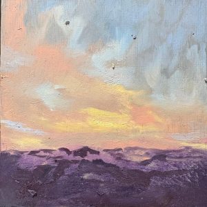 Landschap studie geschilderd met olieverf op triplex van 20cm x 20 cm. Fel gekleurde lucht boven paarse bergketen
