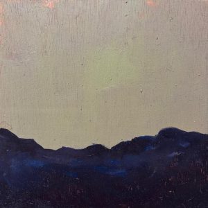 Landschap studie geschilderd met olieverf op triplex van 20cm x 20 cm. Groen gespannen gloed over donkere bergpartij