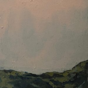 Landschap studie geschilderd met olieverf op triplex van 20cm x 20 cm. Roze kleurende avondgloed boven ruig groene bergpartij