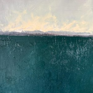 Schilderij met de titel: 'Velle wolken boven donker groen/blauw landschap.' Geschilderd met olieverf op canvas. Afmetingen: 30 cm x 40 cm.